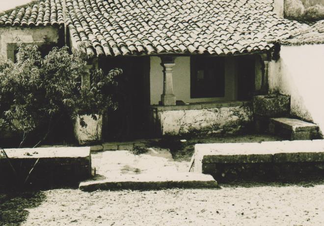 Casa dos padres Rosa, Francisco e Joaquim Rosa, Pedra do Alqueidao, Pia, Alpendre e átrio de entrada