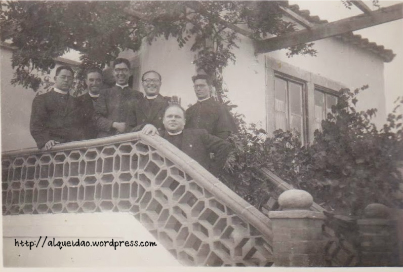 Padre Manuel Ferreira (ao centro, sorridente) com outros padres, na escadaria da Residência Paroquial no Alquiedão 